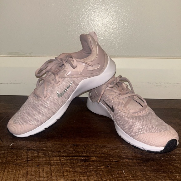 NEW women’s size 10 pink Nikes - Picture 1 of 5